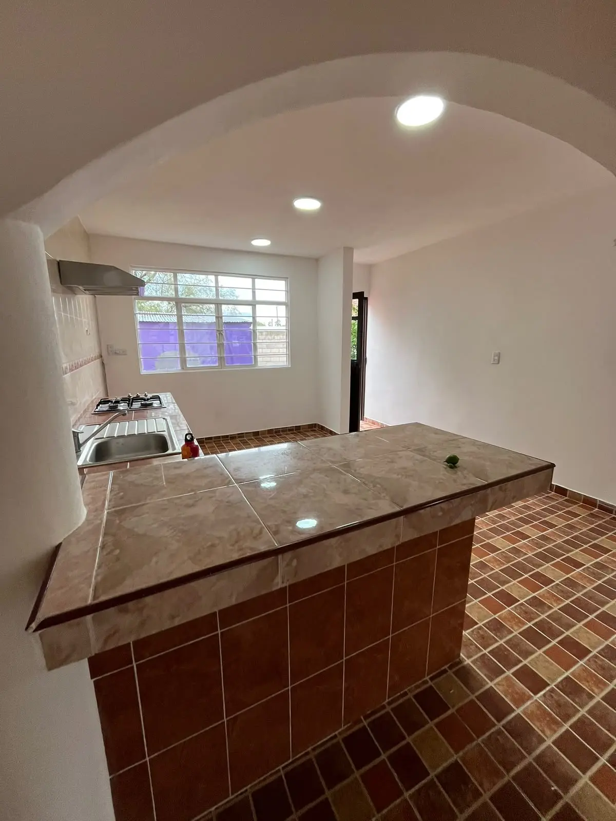 Cocina de Casa Limón con barra amplia